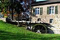 Das oberschlächtige Wasserrad mit Wasserzulauf