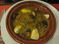 Tagine med lamm, katrinplommon och ägg