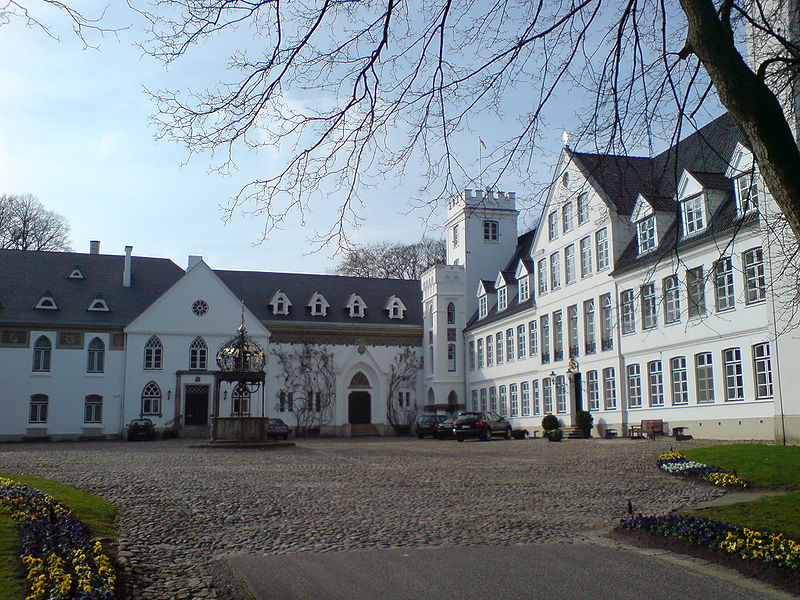 File:Breitenburg Schloss Hof.JPG