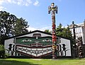 „Veľký dom“ indiánov kmeňa Kwakwaka'wakw (Kwakiutl) s totemovým kolom, Britská Kolumbia, Kanada