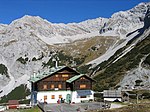 Die Pfeishütte vor dem Sonntagkar, im Hintergrund die Gleirsch-Halltal-Kette