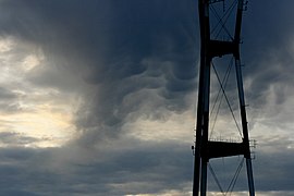 一部が尾流雲に変わりつつある乳房雲