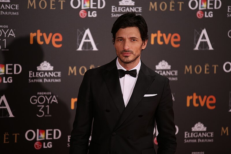 File:Andrés Velencoso at Premios Goya 2017.jpg