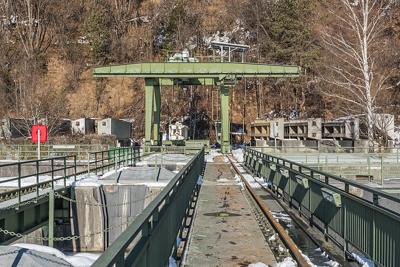 File:Ferlach Ressnig ÖDK-Flusskraftwerk Staumauer-Krone mit Portalkran 28012017 6238.jpg