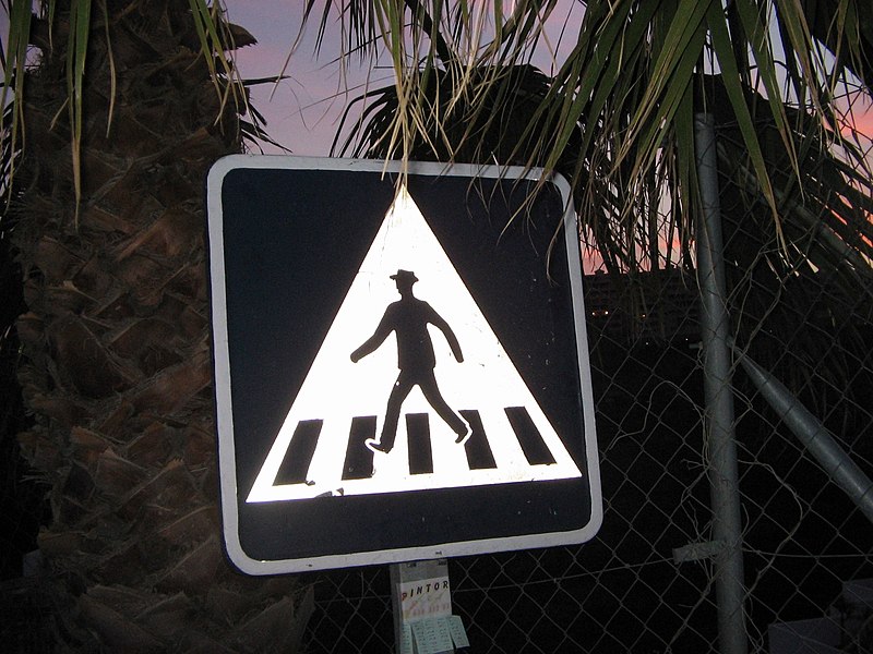 File:Traffic sign in Calahonda, Spain 2005.jpg