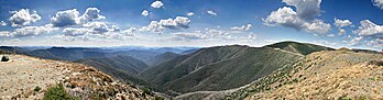 Vue panoramique de sommets alpins, au delà du Mont Hotham. East Gippsland, État de Victoria (Australie). (définition réelle 4 000 × 1 043*)