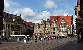 Nordwestseite mit Giebelhäusern (rechts neben dem Roland das Rathscafé/Deutsche Haus), links der Schütting