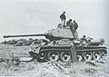 Somalski inženirji popravljajo zajeti etiopski tank T-34/85 model 1969 za uporabo v Osvobodilni fronti Zahodne Somalije med vojno Ogaden, marec 1978