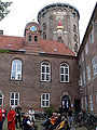 Eingang zum Kirchensaal mit dem Runden Turm