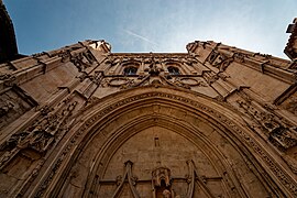 Avignon - Place Saint-Pierre - Église Saint-Pierre 1358 - View East & Up on late Gothic Flamboyant Façade 1512-24 - Monumental walnut doors by Antoine Vollard, 1551 - Virgin and Child statue attributed to Jean Péru 04.jpg