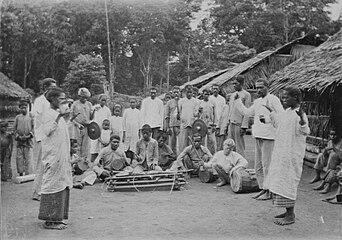 Ansambel kulintang di Kabupaten Buru, Maluku dengan dua penari (1900-1940)