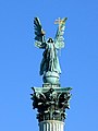 L'archange Gabriel domine la colonne du monument du Millénaire.