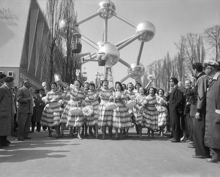 File:Haarlemse bloemenmeisjes brengen bezoek aan de Expo, Bestanddeelnr 909-5041.jpg