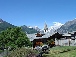 The village of La Salle with the مون‌بلان in the background.