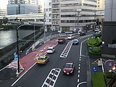 横浜駅東口スカイビル(YCAT)前バス停 右側はスカイビル