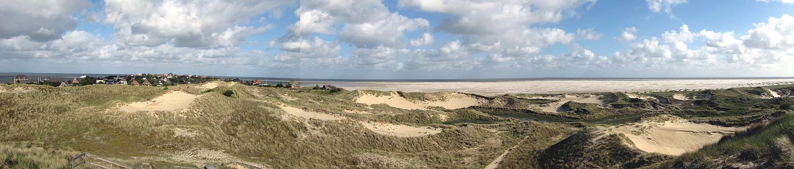 Panoramablick über den Süden Amrums von der recht hohen Aussichtsdüne bei Wittdün. Links Wittdün, rechts der hier recht breite Kniepsand