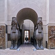 Dos lammasu asirios que flanqueaban una puerta en Dur-Sharrukin. Misma sala del Louvre.