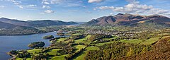 Masiv Skiddaw, město Keswick a jezero Derwent Water jsou patrné z Walla Crag.