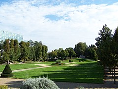 Le parc du château Aubert Sur le côté gauche, on aperçoit le centre hospitalier.