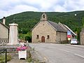 L'église et le monument aux morts.