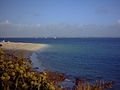 Groix : la plage des Grands Sables (à l'arrière-plan, le continent)