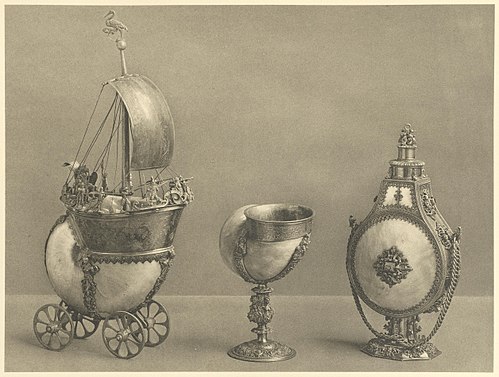 1. Segelschiff mit Nautilusmuschel auf Rädern. Arbeit von Hannss Anthony Lind, Meister in Nürnberg 1589 / 2. Kleiner Seeschneckenpokal von Paulus Dulner. Meister in Nürnberg 1552 / 3. Kettenflasche mit Perlmutterscheiben. Wohl von Jürg Ruel, Meister in Nürnberg 1589