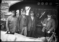 Tournai — Locomotive 3330 - Cheminots dans la cabine intérieure.jpg