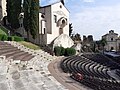 La cavea del teatro romano e la chiesa dei Santi Siro e Libera