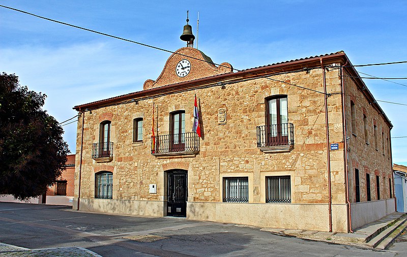 File:Ayuntamiento de Villar de Gallimazo.jpg