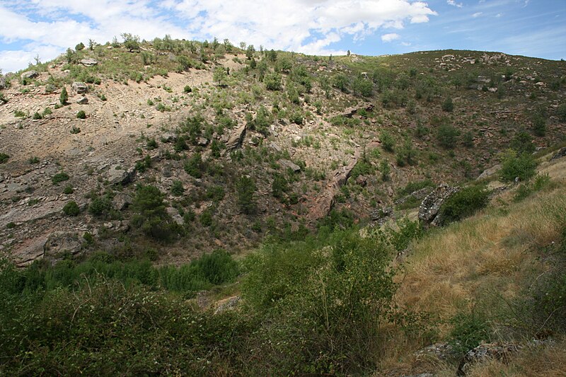 File:Acceso a la Cueva de la Hoz 03.JPG