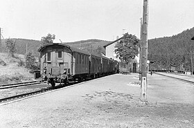 Reisezug am Bahnsteig der Strecke von Eibenstock ob Bf (1958)