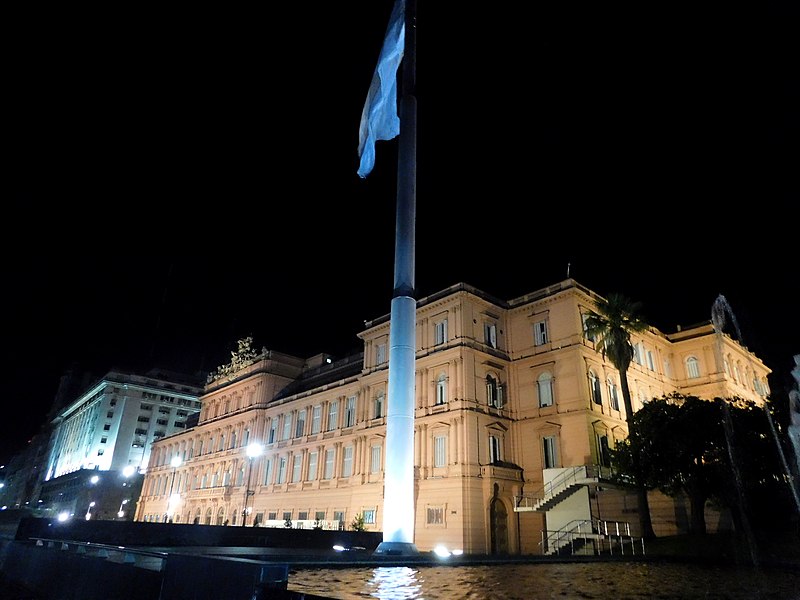 File:Casa Rosada vista desde los jardines traseros.jpg