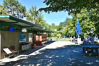 L'entrée du centre sportif et de loisirs des châtaigniers avec la piscine communale.