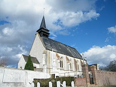 L'église voisine le cimetière et le monument aux morts pour la patrie.