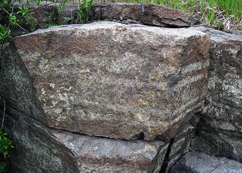 File:Layered gabbros (troctolitic series, Duluth Complex, Mesoproterozoic, 1099 Ma; Thomson Hill Information Center Outcrop, Skyline Parkway, Duluth, Minnesota, USA) 3.jpg