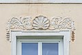 English: Terracotta pediment, composed of a shell between meaty acanthus, over a window Deutsch: Terrakottagiebel, bestehend aus einer Muschel zwischen fleischigem Akanthus, über einem Fenster