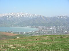 Vulkan Berg Nemrut (3050 m), Blick auf Tatvan am Vansee (39711437384).jpg