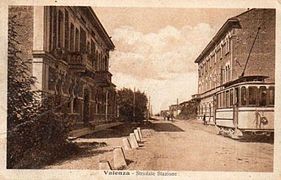 Il lungo viale di collegamento con la stazione (cartolina d'epoca)