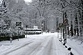 Blick auf den Bahnübergang am Bellenweg im Winter