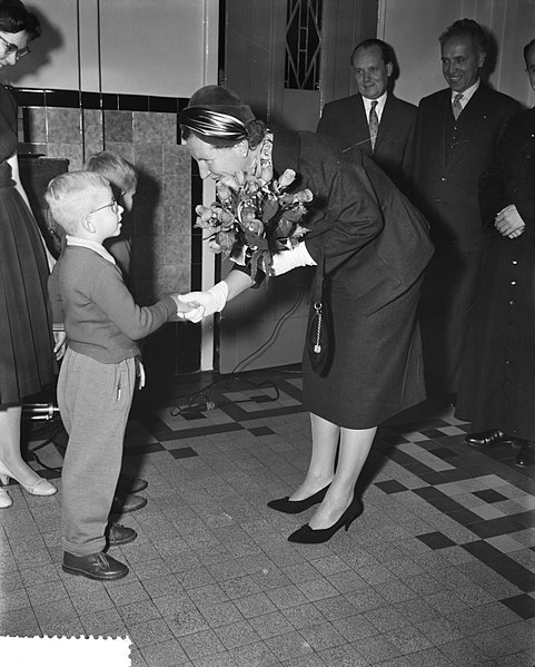 File:De koningin krijgt bloemen aangeboden door Jantje Pinnaker en Bruno Berkhout, Bestanddeelnr 910-7910.jpg