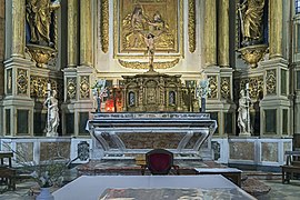 Autel, tabernacle, croix et deux statues classés.