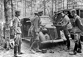 Oberst Hans Bergen (met een kaart op zijn knie) aan het Oostfront, augustus 1941.