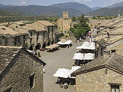 Plaça de l'Aïnsa des del campanar de l'església de santa Maria (Sobrarb).jpg