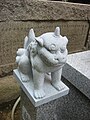 Un komainu portant une corne sur la tête.