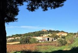 Vue de la tour médiévale, depuis la route de Servian (ancienne voie ferrée).