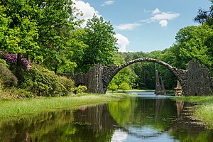 18. Platz: Radler59 mit Rakotzbrücke am Rakotzsee im Azaleen- und Rhododendronpark Kromlau in Gablenz-Kromlau im Landkreis Görlitz