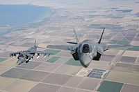 Um AV-8B e um F-35B britânicos.