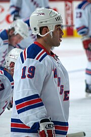 Photographie de Scott Gomez avec le maillot blanc des Rangers de New York