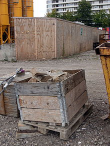 Caisse en bois remplie de gravats.