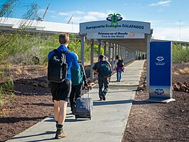 Pasajeros ingresando al Aeropuerto.